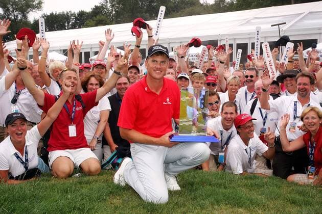 Robert Karlsson (Schweden) - Sieger der Deutsche Bank Players Championship of Europe präsentiert, vor den begeisterten Turniermitarbeitern, stolz die Trophäe Golf Herren Deutsche Bank Players Championship of Europe, Player s, PGA European Tour Totale Gut Kaden 2006 Hamburg Alveslohe Freude, Begeisterung, Golf Herren Deutsche Bank Players Championship of Europe, Player s, PGA European Tour Totale Gut Kaden 2006 Hamburg Alveslohe Freude, Begeisterung,