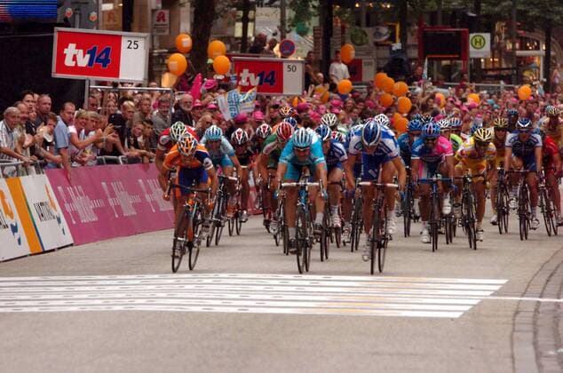 Oscar Freire (Spanien Rabobank, li.) gewinnt die Vattenfall Cyclassics 2006 vor Erik Zabel (Deutschland Milram, Mitte) und Filippo Pozzato (Italien Quick Step Innergetic) -  Radsport Herren Vattenfall Cyclassics 2006, ProTour, Straßenradsport, Straße, Rad Totale Hamburg Spannung Radsport Herren Vattenfall Cyclassics 2006, ProTour, Straßenradsport, Straße, Rad Totale Hamburg Spannung