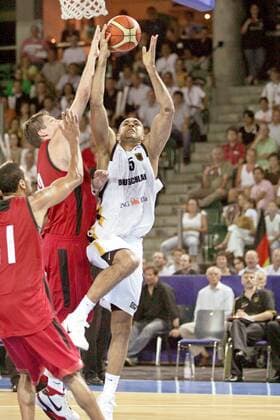 Ademola Okulaja (Deutschland, re.) gegen Jesse Young (Kanada) Basketball Länderspiel Herren Freundschaftsspiel 2006, Test, Testspiel, Nationalteam, Nationaltrikot, Deutschland - Kanada 95:75 Gruppe Nürnberg Dynamik, Basketball Länderspiel Herren Freundschaftsspiel 2006, Test, Testspiel, Nationalteam, Nationaltrikot, Deutschland - Kanada 95:75 Gruppe Nürnberg Dynamik,