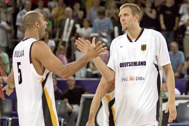 Dirk Nowitzki (re.) und Ademola Okulaja (beide Deutschland) klatschen ab Basketball Länderspiel Herren Freundschaftsspiel 2006, Test, Testspiel, Nationalteam, Nationaltrikot Gruppe Nürnberg Freude, Basketball Länderspiel Herren Freundschaftsspiel 2006, Test, Testspiel, Nationalteam, Nationaltrikot Gruppe Nürnberg Freude,