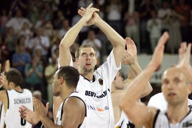 Dirk Nowitzki (Deutschland, Mitte) und seine Mitspieler bedanken sich Basketball Länderspiel Herren Freundschaftsspiel 2006, Test, Testspiel, Nationalteam, Nationaltrikot Gruppe Nürnberg Basketball Länderspiel Herren Freundschaftsspiel 2006, Test, Testspiel, Nationalteam, Nationaltrikot Gruppe Nürnberg