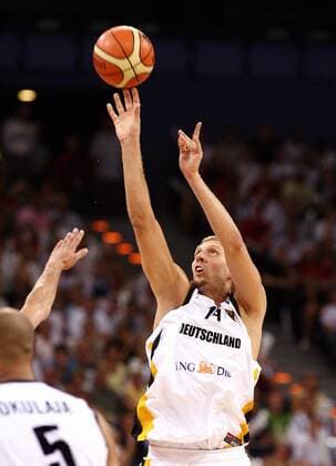 Dirk Nowitzki (Deutschland) - Korbwurf Basketball Länderspiel Herren Freundschaftsspiel 2006, Test, Testspiel, Nationalteam, Nationaltrikot, Einzelbild Hamburg Dynamik, Basketball Länderspiel Herren Freundschaftsspiel 2006, Test, Testspiel, Nationalteam, Nationaltrikot, Einzelbild Hamburg Dynamik,