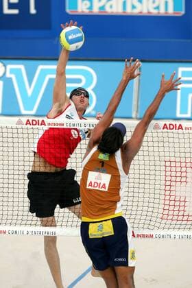 Jake Gibb (USA, li.) - Schmetterschlag gegen den Block von Ricardo Santos (Brasilien) -  (pan15378) Beachvolleyball Herren Swatch FIVB World Tour 2006, Worldtour, Beach Gruppe Paris Dynamik, Beachvolleyball Herren Swatch FIVB World Tour 2006, Worldtour, Beach Gruppe Paris Dynamik,  