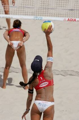 Ana Paula Connelly (re.) - Aufschlag während Leila Barros (beide Brasilien) jeweils Linie blocken wird -  (pan15378) Beachvolleyball Damen Swatch FIVB World Tour 2006, WorldTour, Beach Gruppe Paris Beachvolleyball Damen Swatch FIVB World Tour 2006, WorldTour, Beach Gruppe Paris  