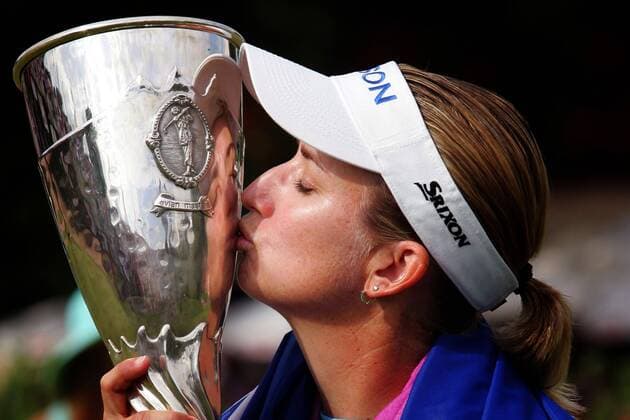 Karrie Webb (Australien) gewinnt das Evian Masters 2006 und küßt ihre Trophäe -  (pan15380) Golf Damen Evian Masters 2006, LPGA Tour, Frauen, Frauengolf Porträt Evian les Bains Golf Damen Evian Masters 2006, LPGA Tour, Frauen, Frauengolf Porträt Evian les Bains  