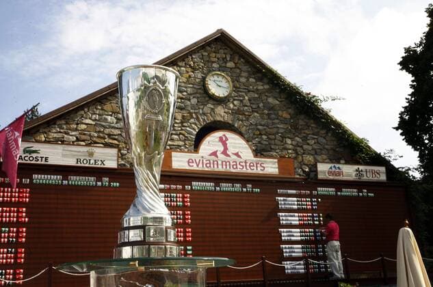 Trophäe für den Sieg bei den Evian Masters vor einem Natursteinhaus, an dem das Leaderboard befestigt ist - (pan15380) Golf Damen Evian Masters 2006, LPGA Tour, Frauen, Frauengolf, Zwischenstand, Zahl, Zahlen, Nummer, Nummern Totale Ziffer, Ziffern, Helfer Evian les Bains Golf Damen Evian Masters 2006, LPGA Tour, Frauen, Frauengolf, Zwischenstand, Zahl, Zahlen, Nummer, Nummern Totale Ziffer, Ziffern, Helfer Evian les Bains