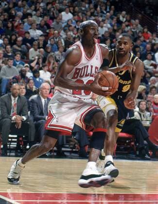 Michael Jordan (Chicago Bulls, li.) zieht unwiderstehlich an seinem Gegenspieler vorbei - (Icon9590092) Basketball Herren NBA 1997 1998, Chicago Bulls - Indiana Pacers Gruppe Aufnahmedatum geschätzt Chicago Dynamik, Basketball Herren NBA 1997 1998, Chicago Bulls - Indiana Pacers Gruppe Aufnahmedatum geschätzt Chicago Dynamik, EDITORIAL USE ONLY