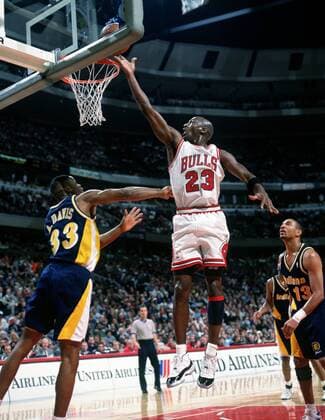 Michael Jordan (Chicago Bulls, Mitte) gegen Antonio Davis (li.) und Mark Jackson (beide Indiana Pacers) - (Icon9590110) Basketball Herren NBA 1997 1998, Chicago Bulls - Indiana Pacers Gruppe Aufnahmedatum geschätzt Chicago Dynamik, Basketball Herren NBA 1997 1998, Chicago Bulls - Indiana Pacers Gruppe Aufnahmedatum geschätzt Chicago Dynamik, EDITORIAL USE ONLY