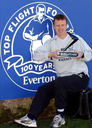 Trainer David Moyes (FC Everton) - Trainer des Monats November 2002 der Barclaycard Premiership mit dem entsprechenden Pokal des Ligasponsors -  Fußball Herren English Premier League 2002 2003, 1. Englische Liga, Aufnahmedatum geschätzt, Vdig Einzelbild Manager of the Month, bester London Fußball Herren English Premier League 2002 2003, 1. Englische Liga, Aufnahmedatum geschätzt, Vdig Einzelbild Manager of the Month, bester London