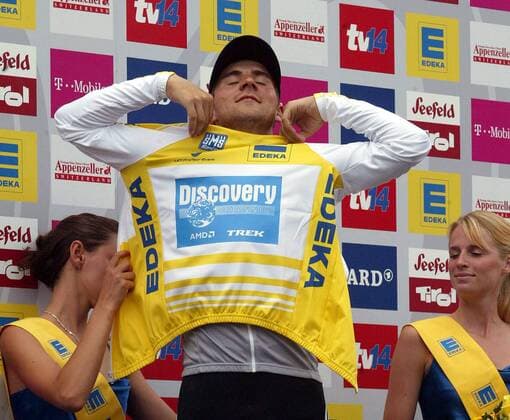 Vladimir Gusev (Rußland Discovery Channel) genießt das Überstreifen des gelben Trikots für den Gesamtführenden Radsport Herren Deutschland Tour 2006, Deutschlandtour, ProTour, Straßenradsport, Straße, Rad Gruppe Prolog Düsseldorf Glück Freude, Radsport Herren Deutschland Tour 2006, Deutschlandtour, ProTour, Straßenradsport, Straße, Rad Gruppe Prolog Düsseldorf Glück Freude,