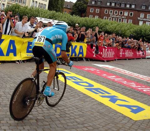 Erik Zabel (Deutschland Milram) wird angefeuert Radsport Herren Deutschland Tour 2006, Deutschlandtour, ProTour, Straßenradsport, Straße, Rad, Publikum, anfeuern Totale Telekom, Kommunikationsunternehmen, Zuschauer Prolog: Düsseldorf Einzelhandel, Wirtschaft Radsport Herren Deutschland Tour 2006, Deutschlandtour, ProTour, Straßenradsport, Straße, Rad, Publikum, anfeuern Totale Telekom, Kommunikationsunternehmen, Zuschauer Prolog: Düsseldorf Einzelhandel, Wirtschaft