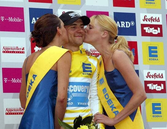 Vladimir Gusev (Rußland Discovery Channel) - der Gesamtführende der Deutschlandtour 2006 genießt die Küsse der hübschen Hostessen Radsport Herren Deutschland Tour 2006, Deutschlandtour, ProTour, Straßenradsport, Straße, Rad Gruppe Prolog Düsseldorf Glück Freude, Radsport Herren Deutschland Tour 2006, Deutschlandtour, ProTour, Straßenradsport, Straße, Rad Gruppe Prolog Düsseldorf Glück Freude,
