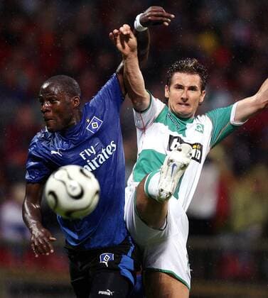 Miroslav Klose (Bremen, re.) gegen Guy Demel (HSV) Fußball 1. BL Herren Ligapokal 2006 2007, Liga Pokal, Ligacup, Cup, SV Werder Bremen - Hamburger SV, Hamburg Gruppe Halbfinale Bremen Dynamik, Kampf, Fußball 1. BL Herren Ligapokal 2006 2007, Liga Pokal, Ligacup, Cup, SV Werder Bremen - Hamburger SV, Hamburg Gruppe Halbfinale Bremen Dynamik, Kampf,
