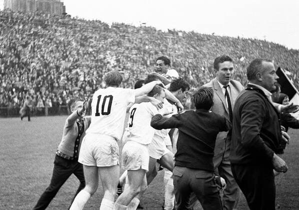 Gladbach bejubelt den Aufstieg in die Bundesliga, Trainer Hennes Weisweiler (re.) etwas abseits Fußball Herren Regionalliga West 1964 1965, Borussia Mönchengladbach, Aufstiegsspiel zur Bundesliga, Vneg, Vsw Gruppe Mönchengladbach Freude, Begeisterung, Fußball Herren Regionalliga West 1964 1965, Borussia Mönchengladbach, Aufstiegsspiel zur Bundesliga, Vneg, Vsw Gruppe Mönchengladbach Freude, Begeisterung,