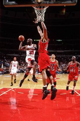 Michael Jordan (Chicago Bulls, am Ball) gegen Alonzo Mourning (Mitte), Chris Gatling (15) und Walt Williams (alle Miami Heat, 42) - (Icon9590094) Basketball Herren NBA 1995 1996 Gruppe Aufnahmedatum geschätzt Chicago Dynamik, Basketball Herren NBA 1995 1996 Gruppe Aufnahmedatum geschätzt Chicago Dynamik, EDITORIAL USE ONLY