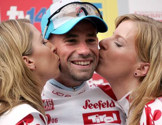 Stefan Schumacher (Deutschland Gerolsteiner) erhält im Bergtrikot während der Siegerehrung zur 1. Etappe der Deutschlandtour 2006 die verdienten Küsschen der Hostessen Radsport Herren Deutschland Tour 2006, Deutschlandtour, Protour, Straßenradsport, Straße, Rad, Gruppe 1. Etappe: Düsseldorf - Bielefeld Freude, Radsport Herren Deutschland Tour 2006, Deutschlandtour, Protour, Straßenradsport, Straße, Rad, Gruppe 1. Etappe: Düsseldorf - Bielefeld Freude,