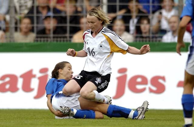 Conny Pohlers (Deutschland, re.) gegen Eva Valeri (Italien) Fußball Länderspiel Damen Freundschaftsspiel 2006, Länderspiel, Testspiel, Test, Frauenfußball, Frauen, Nationalteam Gruppe Krefeld Dynamik, Kampf, Fußball Länderspiel Damen Freundschaftsspiel 2006, Länderspiel, Testspiel, Test, Frauenfußball, Frauen, Nationalteam Gruppe Krefeld Dynamik, Kampf,