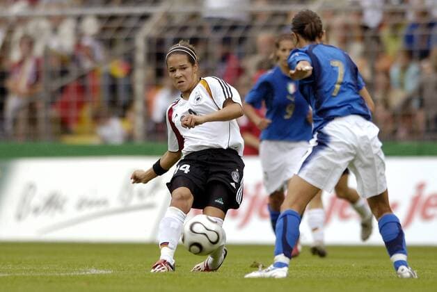 Celia Okoyino da Mbabi (Deutschland, li.) gegen Sara di Filippo (Italien) Fußball Länderspiel Damen Freundschaftsspiel 2006, Länderspiel, Testspiel, Test, Frauenfußball, Frauen, Nationalteam Gruppe Krefeld Fußball Länderspiel Damen Freundschaftsspiel 2006, Länderspiel, Testspiel, Test, Frauenfußball, Frauen, Nationalteam Gruppe Krefeld