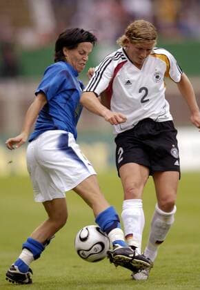 Tatiana Zorri (Italien, li.) gegen Kerstin Stegemann (Deutschland) Fußball Länderspiel Damen Freundschaftsspiel 2006, Länderspiel, Testspiel, Test, Frauenfußball, Frauen, Nationalteam Gruppe Krefeld Fußball Länderspiel Damen Freundschaftsspiel 2006, Länderspiel, Testspiel, Test, Frauenfußball, Frauen, Nationalteam Gruppe Krefeld
