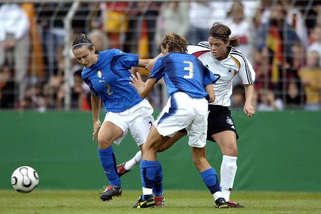 Giulia Domenichetti (li.) und Daniela Tavalazzi (Mitte, beide Italien) gegen Isabell Bachor (Deutschland) Fußball Länderspiel Damen Freundschaftsspiel 2006, Länderspiel, Testspiel, Test, Frauenfußball, Frauen, Nationalteam Gruppe Krefeld Fußball Länderspiel Damen Freundschaftsspiel 2006, Länderspiel, Testspiel, Test, Frauenfußball, Frauen, Nationalteam Gruppe Krefeld