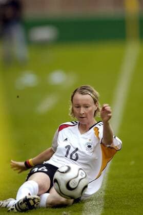 Conny Pohlers (Deutschland) rettet den Ball auf der Linie vor dem Seitenaus Fußball Länderspiel Damen Freundschaftsspiel 2006, Länderspiel, Testspiel, Test, Frauenfußball, Frauen, Nationalteam Einzelbild Krefeld Dynamik, Fußball Länderspiel Damen Freundschaftsspiel 2006, Länderspiel, Testspiel, Test, Frauenfußball, Frauen, Nationalteam Einzelbild Krefeld Dynamik,