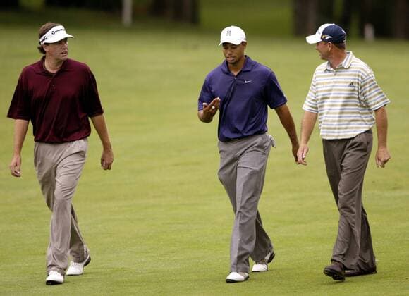 Im Gespräch auf dem Fairway, v.li.: Brent Geiberger, Eldrick Tiger Woods (beide USA) und Ian Leggatt (Kanada) -  (DEP2006080302) Golf Herren Buick Open 2006, PGA Tour Gruppe Grand Blanc Golf Herren Buick Open 2006, PGA Tour Gruppe Grand Blanc