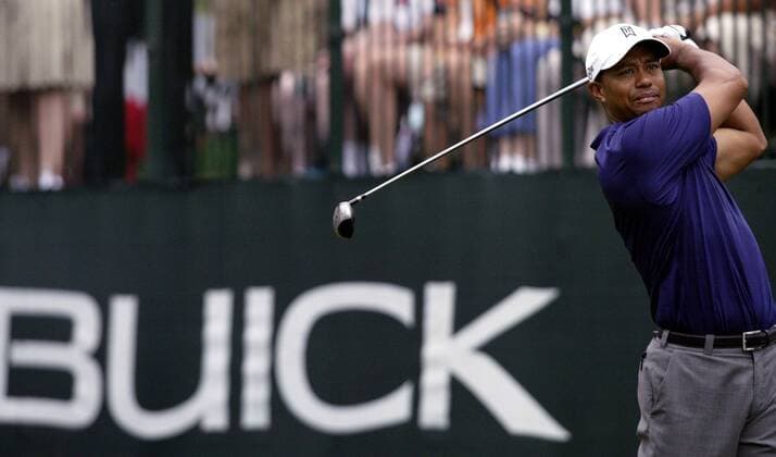 Eldrick Tiger Woods (USA) schaut seinem Abschlag hinterher -  (DEP2006080303) Golf Herren Buick Open 2006, PGA Tour Einzelbild Grand Blanc Golf Herren Buick Open 2006, PGA Tour Einzelbild Grand Blanc