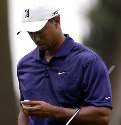 Eldrick Tiger Woods (USA) schaut sich den Ball genau an -  (DEP2006080306) Golf Herren Buick Open 2006, PGA Tour Einzelbild Grand Blanc Golf Herren Buick Open 2006, PGA Tour Einzelbild Grand Blanc