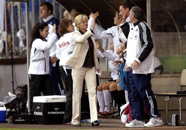Bundestrainerin Silvia Neid (Deutschland) klatscht nach dem gewonnen Länderspiel mit dem Trainer und Betreuerstab ab Fußball Länderspiel Damen Freundschaftsspiel 2006, Länderspiel, Testspiel, Test, Frauenfußball, Frauen, Nationalteam Gruppe Krefeld Freude, Fußball Länderspiel Damen Freundschaftsspiel 2006, Länderspiel, Testspiel, Test, Frauenfußball, Frauen, Nationalteam Gruppe Krefeld Freude,