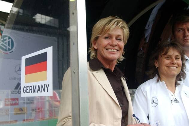 Bundestrainerin Silvia Neid (li.) gut gelaunt, neben ihr Co Trainerin Ulrike Ballweg (beide Deutschland) Fußball Länderspiel Damen Freundschaftsspiel 2006, Länderspiel, Testspiel, Test, Frauenfußball, Frauen, Nationalteam Gruppe Assistent, Assistenztrainer Krefeld, Assistentin, Assistenztrainerin Freude, Fußball Länderspiel Damen Freundschaftsspiel 2006, Länderspiel, Testspiel, Test, Frauenfußball, Frauen, Nationalteam Gruppe Assistent, Assistenztrainer Krefeld, Assistentin, Assistenztrainerin Freude,