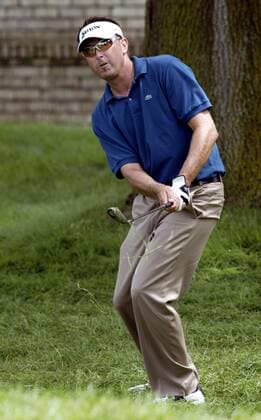 Robert Allenby (Australien) schaut seinem Chip aus dem Rough hinterher -  (DEP2006080308) Golf Herren Buick Open 2006, PGA Tour Einzelbild Grand Blanc Golf Herren Buick Open 2006, PGA Tour Einzelbild Grand Blanc