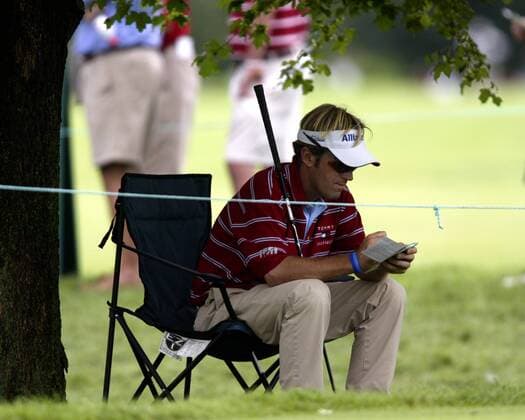 Brett Quigley (USA) studiert im Sitzen seine Scorecard -  (DEP2006080310) Golf Herren Buick Open 2006, PGA Tour Einzelbild Grand Blanc Golf Herren Buick Open 2006, PGA Tour Einzelbild Grand Blanc