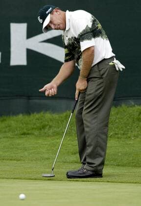 Woody Austin (USA) versucht, die Richtung seines Puts mit dem Daumen zu beeinflussen -  (DEP2006080314) Golf Herren Buick Open 2006, PGA Tour Einzelbild Grand Blanc Golf Herren Buick Open 2006, PGA Tour Einzelbild Grand Blanc