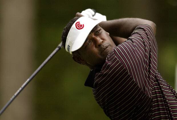 Vijay Singh (Fidschi Inseln) schaut seinem Schlag hinterher -  (DEP2006080319) Golf Herren Buick Open 2006, PGA Tour Porträt Grand Blanc Golf Herren Buick Open 2006, PGA Tour Porträt Grand Blanc
