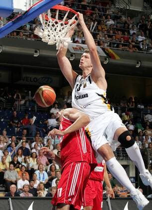 Patrick Femerling (Deutschland, re.) - Dunking gegen Fatih Solak (Türkei) Basketball Länderspiel Herren Super Cup 2006, Test, Testspiel, Nationalteam, Nationaltrikot, Deutschland - Türkei 70:56 SuperCup Gruppe Berlin Dynamik, Überlegenheit Basketball Länderspiel Herren Super Cup 2006, Test, Testspiel, Nationalteam, Nationaltrikot, Deutschland - Türkei 70:56 SuperCup Gruppe Berlin Dynamik, Überlegenheit