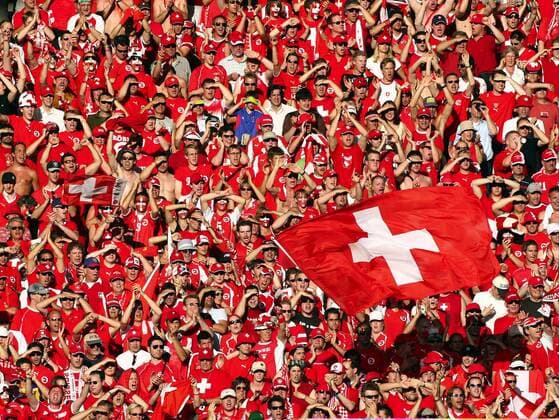 Ein Französischer Fan hat sich in den rot weißen Fanblock der Schweizer Fans verirrt -  Fußball WM Herren WM 2006, Länderspiel, Nationalteam, Gruppe G, Frankreich - Schweiz 0:0 Totale Stuttgart Masse, Überlegenheit, Fußball WM Herren WM 2006, Länderspiel, Nationalteam, Gruppe G, Frankreich - Schweiz 0:0 Totale Stuttgart Masse, Überlegenheit,