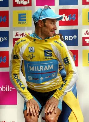 Erik Zabel (Deutschland Milram) schlüpft bei der Siegerehrung zur 4. Etappe der Deutschlandtour ins gelbe Trikot Radsport Herren Deutschlandtour 2006, Tour, ProTour, Straßenradsport, Straße, Rad Einzelbild 4. Etappe: Heidenheim - Bad Tölz Komik, Radsport Herren Deutschlandtour 2006, Tour, ProTour, Straßenradsport, Straße, Rad Einzelbild 4. Etappe: Heidenheim - Bad Tölz Komik,