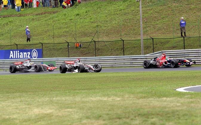 Kimi Räikkönen (Finnland, Mitte) scheidet mit kaputter Radaufhängung aus dem Rennen aus, hi. ziehen Pedro de La Rosa (li., Spanien beide McLaren Mercedes) und Vitantonio Liuzzi (Italien Toro Rosso Cosworth) an ihm vorbei Motorsport Grand Prix Herren Großer Preis von Ungarn 2006, Formel 1 Weltmeisterschaft, F1, F, GP, WM Gruppe Hungaroring Budapest Motorsport Grand Prix Herren Großer Preis von Ungarn 2006, Formel 1 Weltmeisterschaft, F1, F, GP, WM Gruppe Hungaroring Budapest