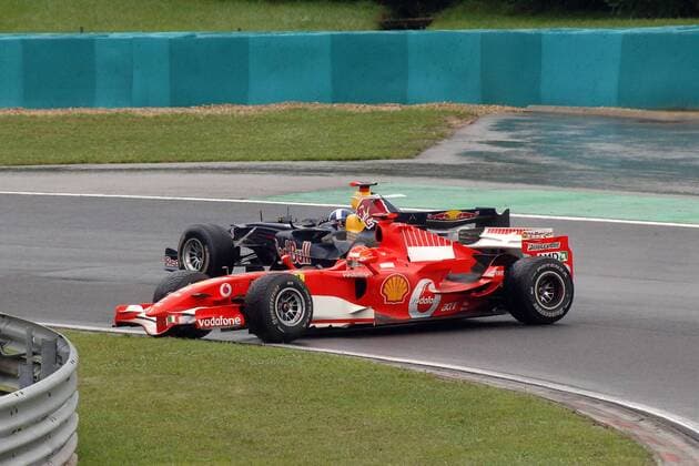 Michael Schumacher (Deutschland Ferrari, li.) verabschiedet sich mit einem Dreher gegen David Coulthard (Schottland Red Bull) aus dem Rennen Motorsport Grand Prix Herren Großer Preis von Ungarn 2006, Formel 1 Weltmeisterschaft, F1, F, GP, WM Gruppe Hungaroring Budapest Motorsport Grand Prix Herren Großer Preis von Ungarn 2006, Formel 1 Weltmeisterschaft, F1, F, GP, WM Gruppe Hungaroring Budapest