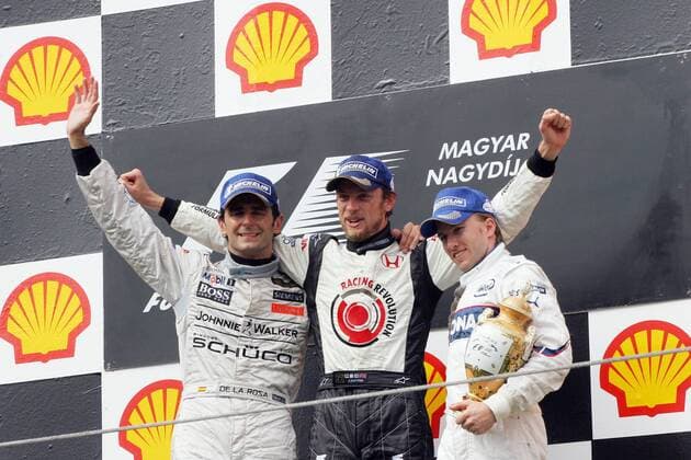 Siegerehrung Großer Preis von Ungarn 2006: Sieger Jenson Button (England Honda, Mitte) mit dem Zweitplazierten Pedro de la Rosa (Spanien McLaren Mercedes, li.) und dem Drittplazierten Nick Heidfeld (Deutschland BMW Sauber) Motorsport Grand Prix Herren Großer Preis von Ungarn 2006, Formel 1 Weltmeisterschaft, F1, F, GP, WM Gruppe Hungaroring, Firmenemblem Budapest Freude, Motorsport Grand Prix Herren Großer Preis von Ungarn 2006, Formel 1 Weltmeisterschaft, F1, F, GP, WM Gruppe Hungaroring, Firmenemblem Budapest Freude,