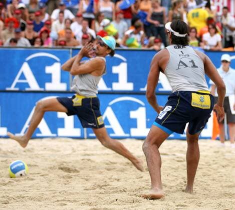 Ricardo Alex Costa Santos (re.) muss wieder einmal zuschauen wie Emanuel Rego (beide Brasilien) viel zu spät reagiert ob wohl der Ball längst im Sand liegt Beachvolleyball Herren Swatch FIVB World Tour 2006, Beach, Grand Slam, Finale, Endspiel Gruppe Klagenfurt Beachvolleyball Herren Swatch FIVB World Tour 2006, Beach, Grand Slam, Finale, Endspiel Gruppe Klagenfurt