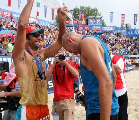 Marcio Araujo (Brasilien, li.) verpasst dem Sieger des Grand Slam in Klagenfurt Phil Dalhausser (USA) eine Sektdusche Beachvolleyball Herren Swatch FIVB World Tour 2006, Beach, Grand Slam Gruppe Klagenfurt Freude, Beachvolleyball Herren Swatch FIVB World Tour 2006, Beach, Grand Slam Gruppe Klagenfurt Freude,