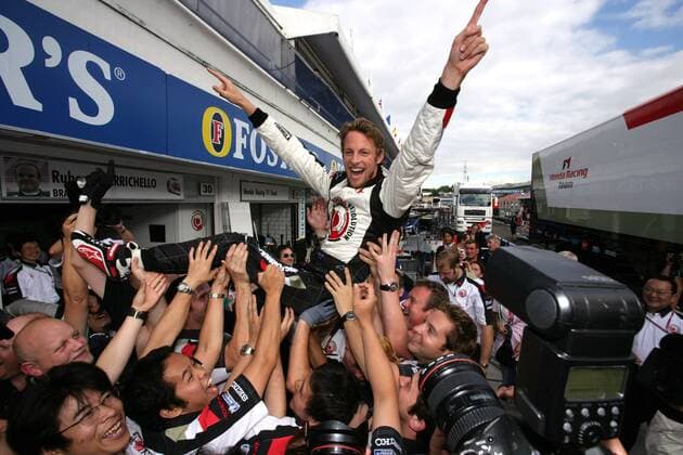 Jenson Button (England Honda) wird nach seinem Sieg beim Großer Preis von Ungarn 2006 auf Händen getragen Motorsport Grand Prix Herren Großer Preis von Ungarn 2006, Formel 1 Weltmeisterschaft, F1, F, GP, WM Totale Hungaroring Budapest Freude, Begeisterung, Motorsport Grand Prix Herren Großer Preis von Ungarn 2006, Formel 1 Weltmeisterschaft, F1, F, GP, WM Totale Hungaroring Budapest Freude, Begeisterung,