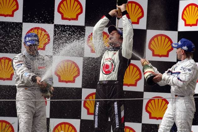 Jenson Button (England Honda, Mitte) läßt sich bei der Siegerehrung zum Großen Preis von Ungarn 2006, vom Zweitplazierten Pedro de la Rosa (Spanien McLaren Mercedes, li.) und dem Dritten Nick Heidfeld (Deutschland BMW Sauber) mit Sekt bespritzen Motorsport Grand Prix Herren Großer Preis von Ungarn 2006, Formel 1 Weltmeisterschaft, F1, F, GP, WM Gruppe Hungaroring Budapest Freude, Motorsport Grand Prix Herren Großer Preis von Ungarn 2006, Formel 1 Weltmeisterschaft, F1, F, GP, WM Gruppe Hungaroring Budapest Freude,