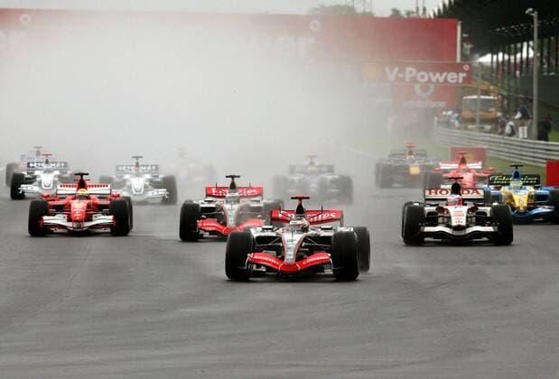 Kimi Räikkönen (Finnland, vorn) kann seine Startposition behaupten, dahinter Pedro de la Rosa (Spanien beide McLaren Mercedes, Mitte), Rubens Barrichello (Honda, re.) und Felipe Massa (beide Brasilien Ferrari) Motorsport Grand Prix Herren Großer Preis von Ungarn 2006, Formel 1 Weltmeisterschaft, F1, F, GP, WM Gruppe Hungaroring Budapest Motorsport Grand Prix Herren Großer Preis von Ungarn 2006, Formel 1 Weltmeisterschaft, F1, F, GP, WM Gruppe Hungaroring Budapest