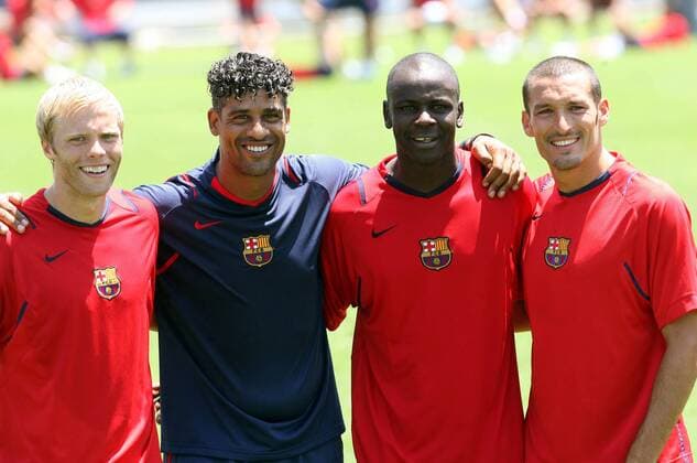 Trainer Frank Rijkaard (2.v.li.) präsentiert die Neuzugänge, v.li.: Eidur Gudjohnsen, Lilian Thuram und Gianluca Zambrotta (alle FC Barcelona) -  (pan15475) Fußball Herren Primera Division 2006 2007, 1. Spanische Liga, FC Barcelona, Barca, Vorbereitung, Saisonvorbereitung Gruppe Los Angeles Fußball Herren Primera Division 2006 2007, 1. Spanische Liga, FC Barcelona, Barca, Vorbereitung, Saisonvorbereitung Gruppe Los Angeles  