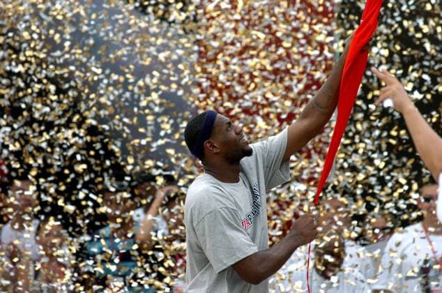 LeBron James (USA Cleveland Cavaliers) weiht während der des amerikanischen Nationalteams einen Basketballplatz ein -  Basketball Damen Asientour 2006, Asiantour, , Asien Tour, Asian, Nationalteam Einzelbild Guangzhou Basketball Damen Asientour 2006, Asiantour, , Asien Tour, Asian, Nationalteam Einzelbild Guangzhou