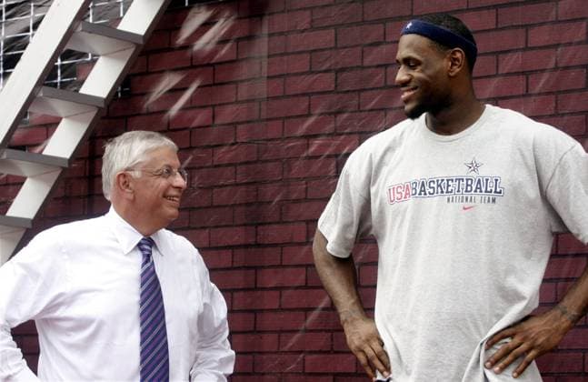 LeBron James (Cleveland Cavaliers, re.) und NBA Comissioner David J. Stern (beide USA) amüsieren sich trotz unterschiedlicher Körpergröße gemeinsam -  (IMCpau9202406) Basketball Herren NBA 2006 Gruppe Guangzhou Harmonie, Freude, Basketball Herren NBA 2006 Gruppe Guangzhou Harmonie, Freude,