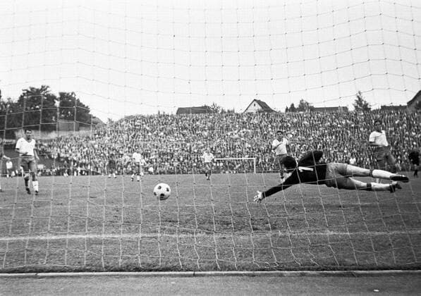 Torwart Heinz Rohloff (Tasmania Berlin) streckt sich vergebens und muß ein weiteres Gegentor hinnehmen Fußball 1. BL Herren Saison 1965 1966, Tasmania 1900 Berlin, Vneg, Vsw Einzelbild Stadion am Bökelberg, Bökelbergstadion Mönchengladbach Dynamik, Abwehr, Fußball 1. BL Herren Saison 1965 1966, Tasmania 1900 Berlin, Vneg, Vsw Einzelbild Stadion am Bökelberg, Bökelbergstadion Mönchengladbach Dynamik, Abwehr,