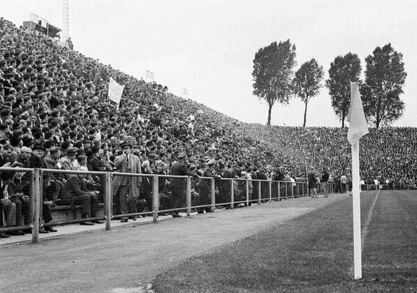 Gladbach Fans im ausverkauften Bökelbergstadion Fußball 1. BL Herren Saison 1965 1966, Borussia Mönchengladbach, Vneg, Vsw Totale Stadion am Bökelberg Mönchengladbach Fußball 1. BL Herren Saison 1965 1966, Borussia Mönchengladbach, Vneg, Vsw Totale Stadion am Bökelberg Mönchengladbach
